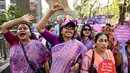 Para wanita meneriakkan slogan-slogan dalam sebuah unjuk rasa untuk memperingati Hari Perempuan Internasional di Dhaka pada 8 Maret 2025. (Munir UZ ZAMAN/AFP)