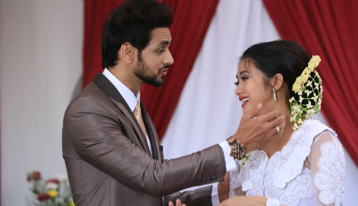 Shakti Arora, aktor tampan asal India ini memang pandai memikat hati wanita. Datang ke Indonesia bersama Radhika Madan, namun Shakti berpaling ke wanita lain yang bernama Rini Yulianti. (Adrian Putra/Bintang.com)