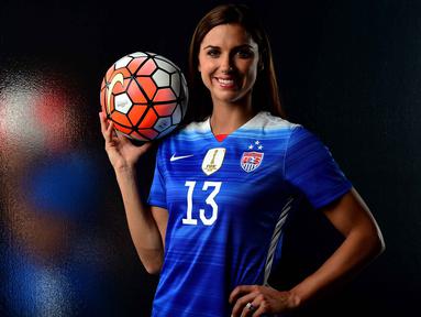 Alex Morgan, pesepak bola wanita asal AS saat melakukan sesi foto di Los Angeles, California. Alex menurut Time menerima bayaran sebesar $450.000. (Getty Images/AFP/Harry How)