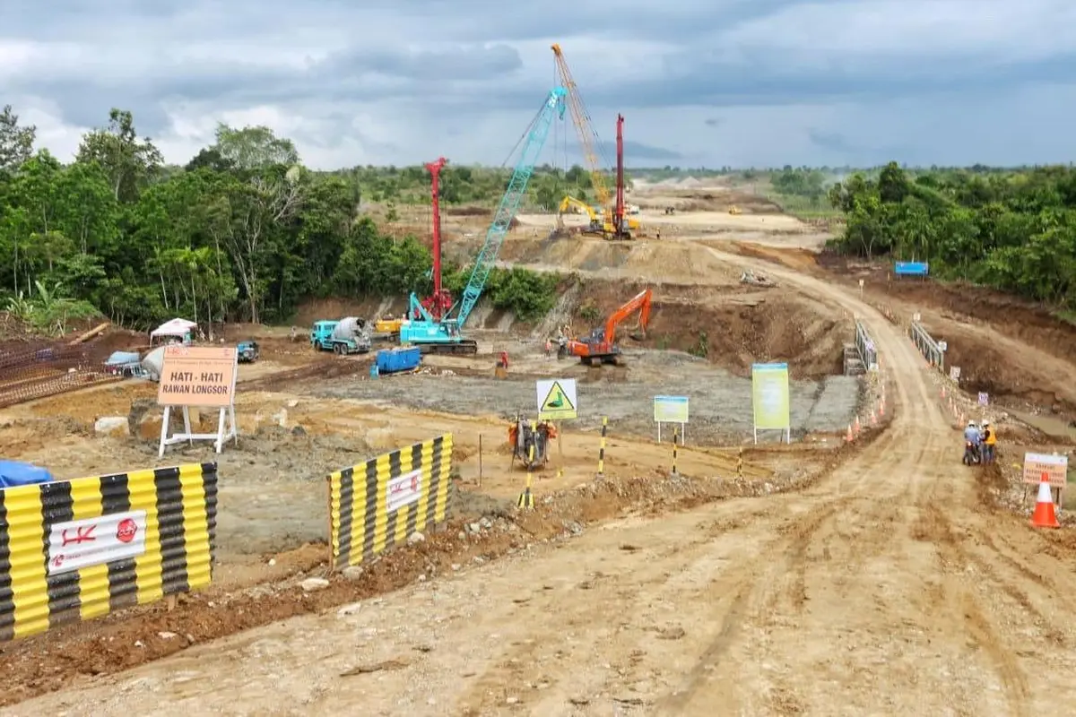 Proses pembangunan Jalan Tol Trans Sumatera ruas Banda Aceh-Sigli sepanjang 74,82 km. (Dok Kementerian PUPR)
