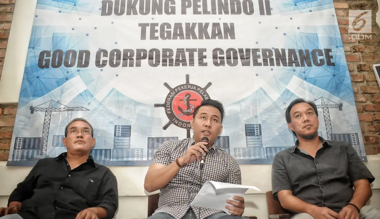 Ketum FPPI Nova Sofyan Hakim (Tengah) memberi keterangan saat konferensi pers, Jakarta, Rabu (16/1). Pekerja juga mendukung penuh PT Pelindo II untuk menegakkan tata kelola pelabuhan yang baik (Good Corporate Governance/GCG). (Liputan6.com/Faizal Fanani)