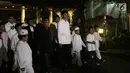 Presiden Joko Widodo (Jokowi) bersama anak-anak yatim se-Jabodetabek berjalan beriringan menuju masjid yang berada di halaman Istana, Jakarta, Senin (12/6). (Liputan6.com/Angga Yuniar)