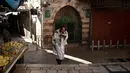 Seorang umat Yahudi membaca buku doa tentang Yom Kippur, Hari Pendamaian Yahudi, saat ia berjalan di Kota Tua Yerusalem, Senin (25/9/2023). (AP Photo/Maya Alleruzzo)