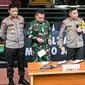 Kapolda Metro Jaya Irjen Fadil Imran (tengah) bersama Pangdam Jaya Mayjen Dudung Abdurachman (kedua kiri) memberi keterangan terkait penyerangan petugas di Polda Metro Jaya, Jakarta, Senin (7/12/2020). Enam pengikut Rizieq Shihab ditembak mati karena melawan polisi. (Liputan6.com/Faizal Fanani)