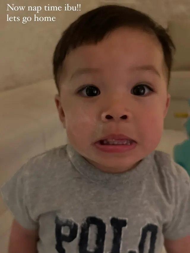 Baby Izz jalani salt therapy. (Foto: Instagam Stories nikitawillyofficial94)