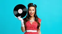 Ilustrasi perempuan memegang vinyl. (Foto: Shutterstock)