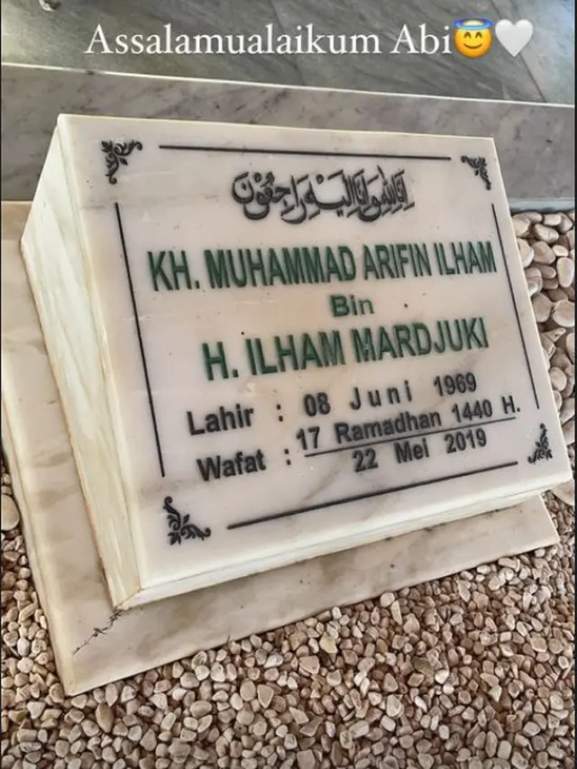 6 Potret Alvin Faiz dan Henny Rahman Usai Menikah, Ziarah ke Makam Ustaz Arifin Ilham