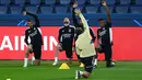 Para pemain Benfica menghadiri sesi latihan menjelang matchday 4 Grup H Liga Champions kontra Paris Saint-Germain di stadion The Parc des Princes di Paris pada 10 Oktober 2022. Pada musim lalu, Benfica berhasil melaju lolos ke babak perempat final Liga Champions dan harus tersingkir dari Liverpool. (Anne-Christine POUJOULAT / AFP)