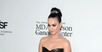 Setelah beberapa tahun sukses di kancah musik, Katy Perry akan mengepakan sayapnya didunia kosemetik dunia. Tak lama keluarkan merk parfum, kini ia luncurkan produk Lipstick. (AFP/Bintang.com)