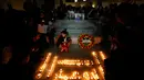 Warga Palestina menyalakan lilin dalam acara renungan menjelang peringatan 11 tahun wafatnya mantan Presiden Yasser Arafat, di Ramallah, Tepi Barat, Selasa (10/11) malam waktu setempat. (AFP PHOTO / ABBAS Momani)