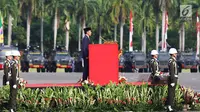 Presiden Joko Widodo (Jokowi) menjadi instruktur upacara peringatan HUT ke-71 Bhayangkara di Lapangan Silang Monas, Jakarta, Senin (10/7). Selain itu, hadir juga Wapres Jusuf Kalla serta 21 kepala polisi dari negara sahabat. (Liputan6.com/Angga Yuniar)