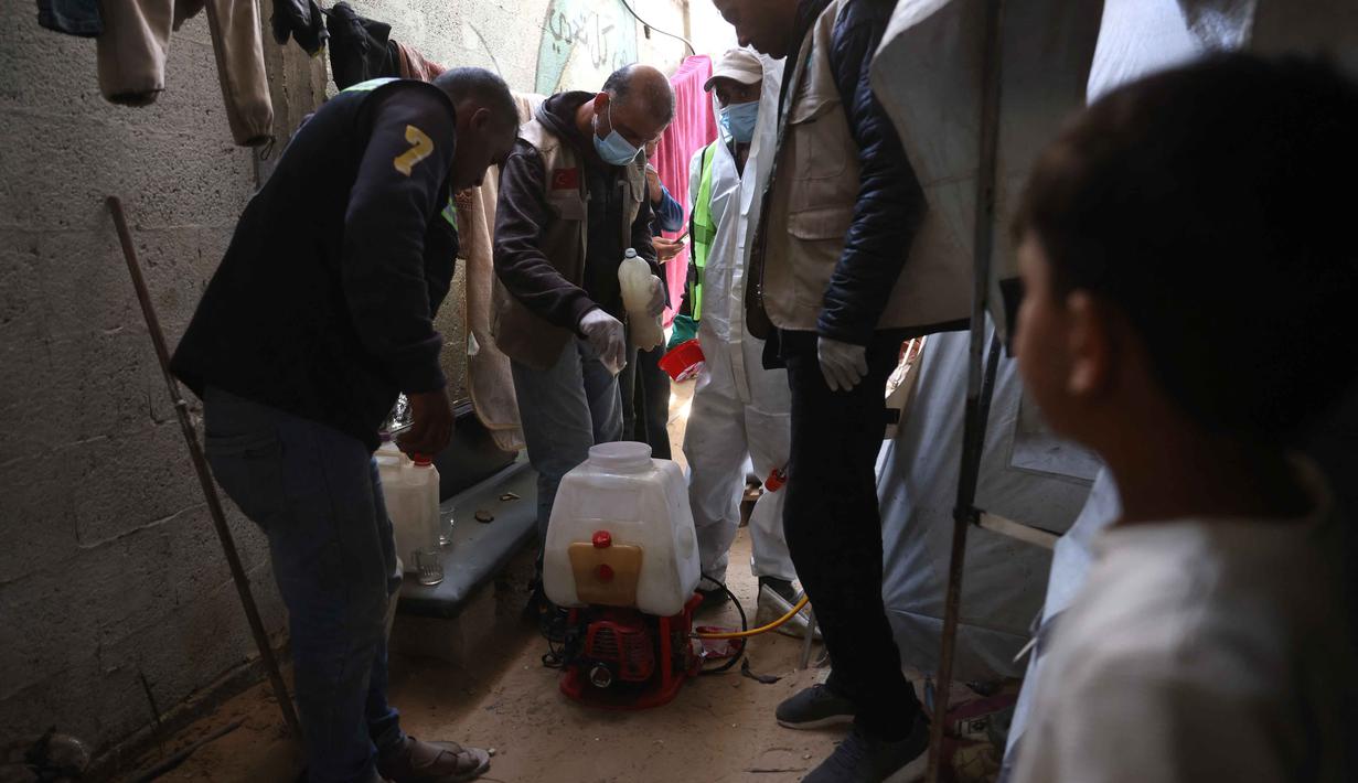 Ancaman serius dari serangan hama dan hewan pengerat (seperti tikus dan serangga) terjadi hampir setiap malam menyerang tenda-tenda pengungsi Palestina di Gaza. Tampak dalam foto, pengungsi Palestina menyiapkan cairan disinfektan untuk disemprotkan pada jalan setapak dan tenda-tenda untuk membasmi serangga dan hewan pengerat di kamp pengungsian Khan Yunis, Jalur Gaza Selatan pada Rabu 22 April 2026. (Bashar Taleb/AFP)
