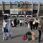 Penggemar grup K-pop BTS berfoto saat mereka tiba untuk konser langsung BTS di Olympic Stadium di Seoul pada 10 Maret 2022. (JUNG YEON-JE / AFP)