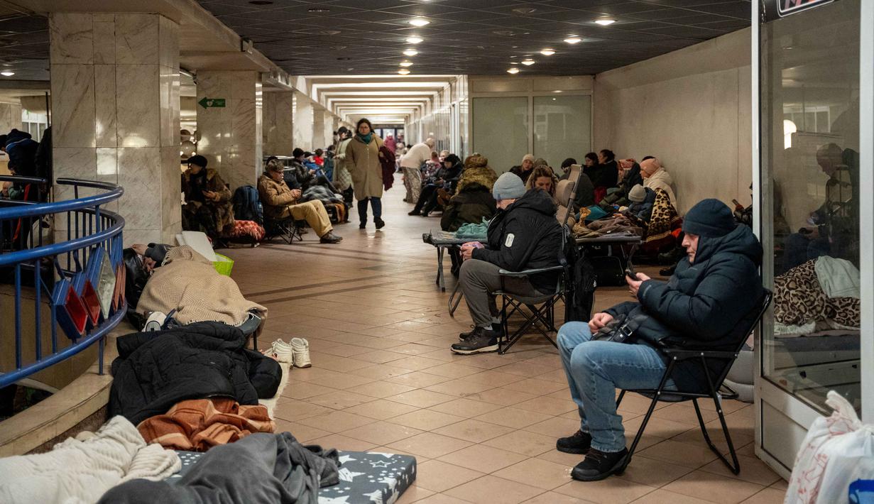 Sedikitnya, tiga orang dinyatakan tewas dan 13 lainnya luka-luka menjadi korban serangan udara Rusia. Tampak dalam foto, warga berlindung di stasiun metro selama serangan pesawat tak berawak dan rudal Rusia di Kyiv, Ukraina, pada 9 Januari 2026 pagi hari waktu setempat, di tengah invasi Rusia ke Ukraina. (Serhii Okunev/AFP)