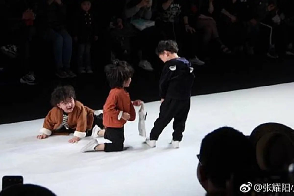 [Bintang] Gara-gara Jatuh di Catwalk, Model 4 Tahun Ini Malah Jadi Terkenal