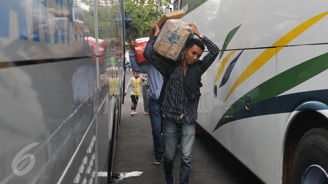 20150710-Mudik H-6 Lebaran, Begini Suasana Terminal Pulogadung-Jakarta 5