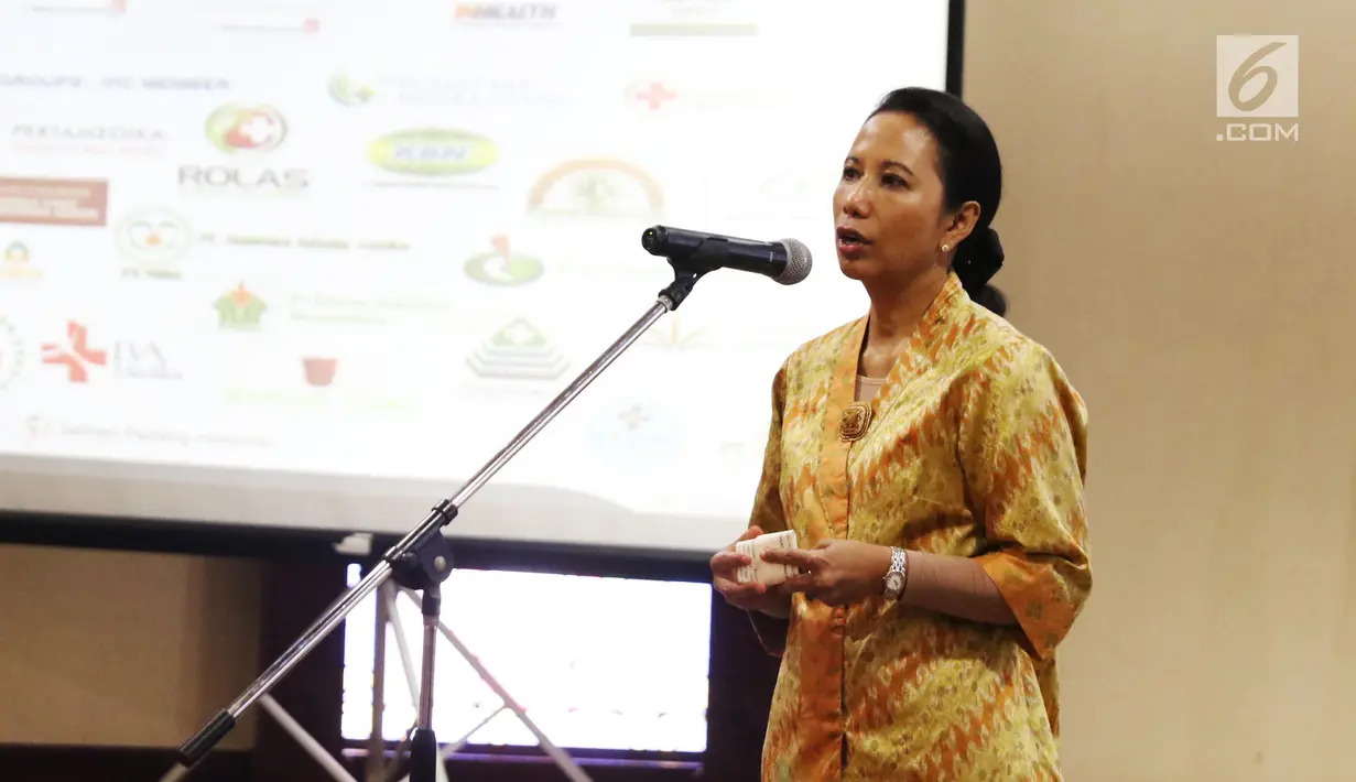 Menteri BUMN Rini Soemarno memberi sambutan saat menghadiri perjanjian kerjasama di Jakarta, Selasa (20/6). Rini menekankan, kerjasama ini bertujuan untuk meningkatkan daya saing perusahaan Indonesia, khususnya BUMN. (Liputan6.com/Angga Yuniar)