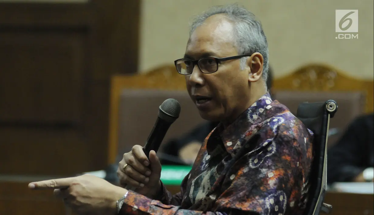 Terdakwa perintangan penyidikan korupsiE-KTP, Bimanesh Sutarjomemberi keterangan saat menjalani sidang lanjutan di Pengadilan Tipikor, Jakarta, Kamis (7/6). Sidang mendengar keterangan terdakwa. (Liputan6.com/Helmi Fithriansyah)