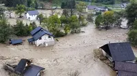 Rumah-rumah terendam banjir setelah hujan lebat di Desa Luke 50 km sebelah barat Sarajevo, Bosnia dan Herzegovina pada 4 Oktober 2024. (AP)