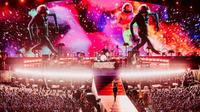 Konser Coldplay bertajuk "Music of The Spheres" di&nbsp;Curitiba, Brasil. Menurut laporan Bloomberg, harga tiket konser Coldplay di tur kali ini jadi yang paling murah di dunia. (dok. Instagram @coldplay Fotografer: @annaleemedia/https://www.instagram.com/p/CqIa_CWIKAo/)