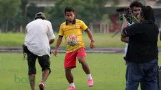 Andik Vermansah beraksi didepan kamera saat pengambilan gambar untuk iklan tim Selangor FA di Stadion Mini, Shah Alam, Selangor, Malaysia, Rabu (27/01/2016). (Bola.com/Nicklas Hanoatubun)