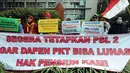 Sejumlah karyawan pensiunan PT Pupuk Kaltim menggelar unjuk rasa di depan Kantor KPW Pupuk Kalitim di Jakarta, Selasa (31/7). Mereka menuntut pembayaran hak dana pensiun yang hilang 20 persen senilai Rp 229 miliar. (Merdeka.com/Dwi Narwoko)