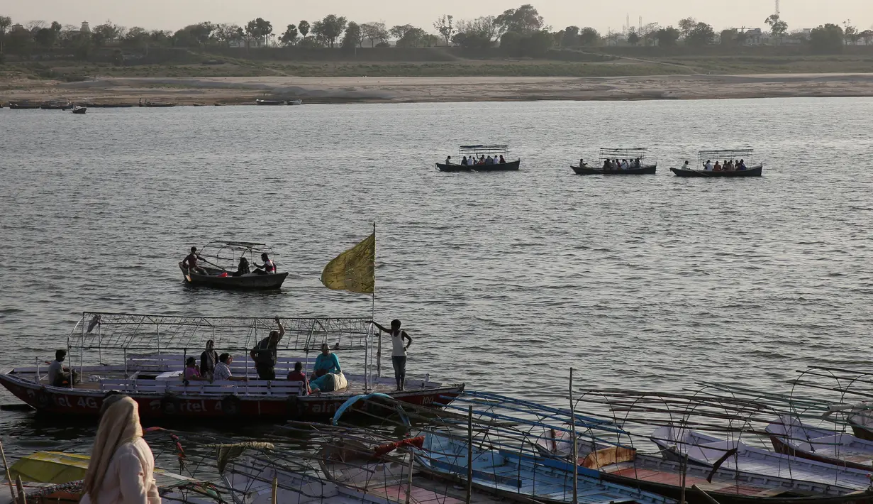 Wisatawan menaiki perahu di Sungai Gangga, Allahabad, India, Selasa (21/3). Pengadilan di India utara menyatakan Sungai Gangga dan Yamuna sebagai makhluk hidup sehingga memiliki hak untuk dilindungi serta tidak boleh disakiti (AP Photo/Rajesh Kumar Singh)