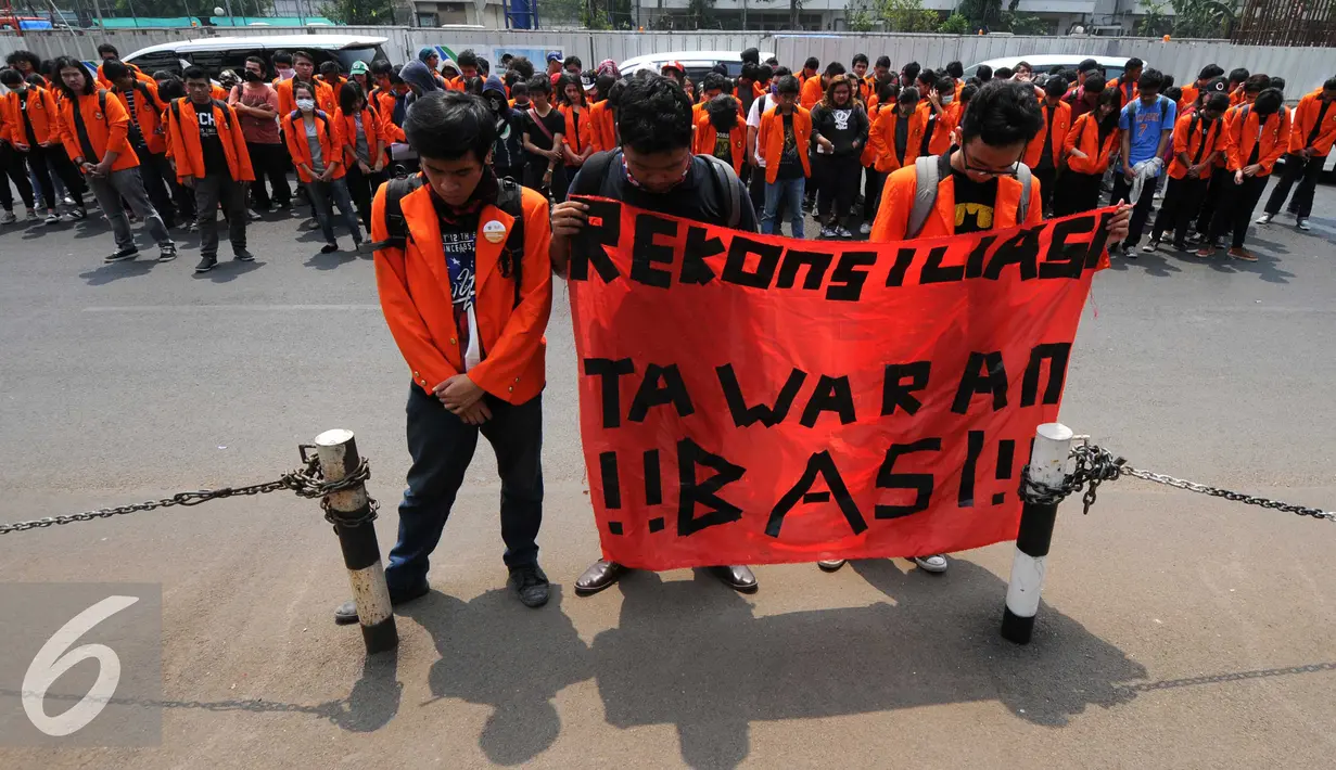 Mahasiswa membawa spanduk saat menggelar aksi damai di Kejaksaan Agung RI, Jakarta, Jumat (25/9/2015), Jakarta, Jumat (25/9/2015). Mereka meminta pemerintah menuntaskan pelanggaran HAM 16 Tahun lalu dalam tragedi Semanggi II. (Liputan6.com/Faizal Fanani)