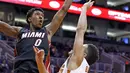 Pemain Miami Heat, Josh Richardson (0) menghadang tembakan pemain Phoenix Suns, Devin Booker pada laga NBA basketball game, (3/1/2017) di US Airways Center, Phoenix.  Suns menang 99-90. (AP/Ross D. Franklin)