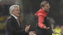 Pelatih Stoke City, Mark Hughes (kiri) dan Pelatih Liverpool,Jurgen Klopp memberikan instruksi kepada para pemainnya  pada Leg pertama semi-final Piala Liga Inggris di Stadion Britannia, Inggris, Rabu (06/01/2016) dini hari WIB. (AFP Photo/Oli Scarff)