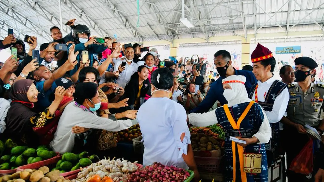 Presiden Joko Widodo atau Jokowi dan Ibu Negara Iriana di Pasar di Ngada, NTT.