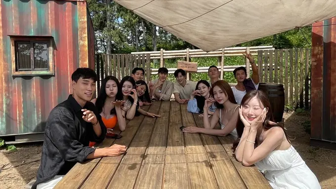 Lee Gwan Hee unggah foto bersama kontestan Single's Inferno 3. [Foto: Instagram/leegwanhee0429]