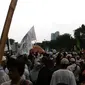 Massa aksi 5 Mei mulai meninggalkan Masjid Istiqlal, Jakarta Pusat, Jumat (5/5/2017). (Liputan6.com/Nanda Perdana Putra)