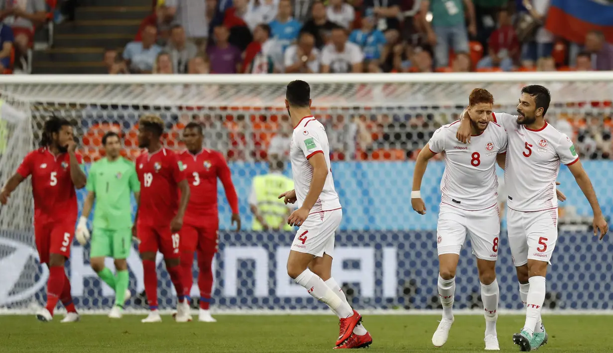 Para pemain Tunisia merayakan gol yang dicetak Ben Youssef ke gawang Panama pada laga grup G Piala Dunia di Mordovia Arena, Saransk, Kamis (28/6/2018). Tunisia menang 2-1 Panama. (AP/Pavel Golovkin)