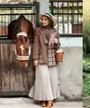 Tampilan sederhana namun manis, bisa padukan blus dan rok a-line warna senada. Sebagai pelengkap, tambahkan lace outer. [@cutsyifaa]