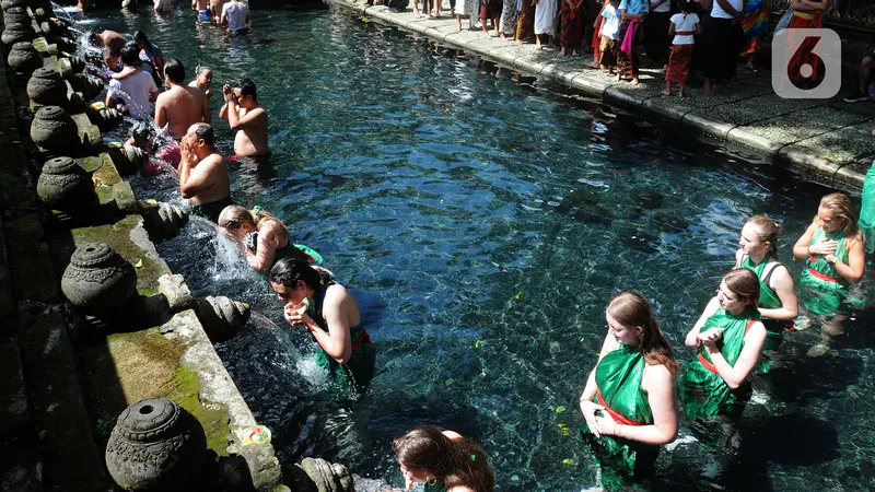 Antrean Wisata Melukat Di Pura Tirta Empul