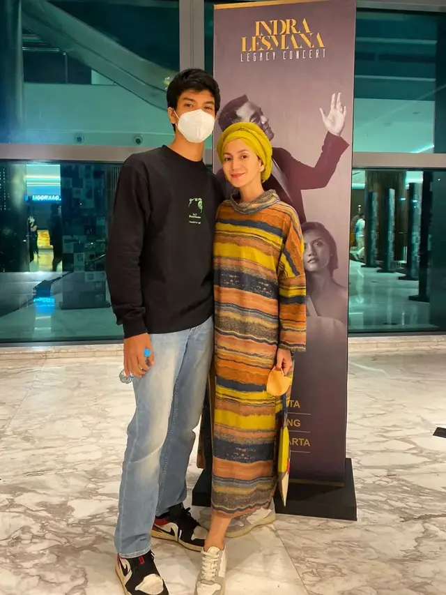 Perlihatan Leher, Ini 6 Potret Gaya Hijab Wanda Hamidah yang Jadi Sorotan