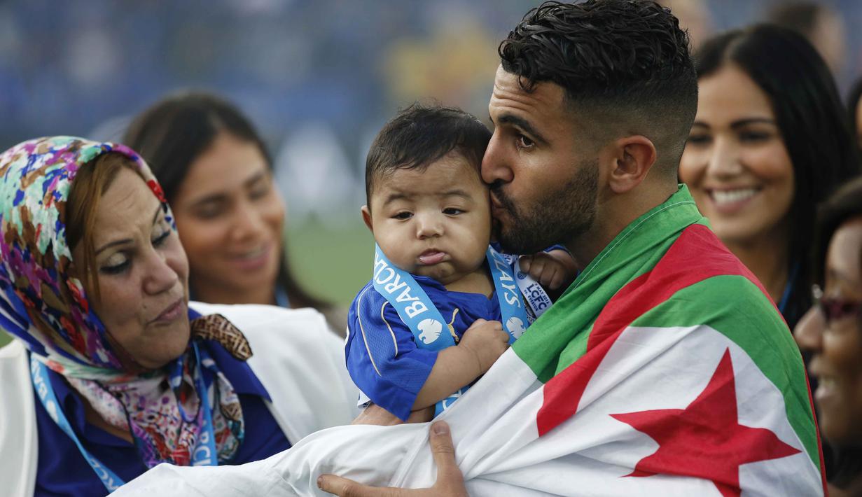 Pemain Leicester City asal Algeria, Riyad Mahrez merayakan titel juara Liga Inggris bersama keluarganya di Stadion King Power, Leicester, Inggris. (7/5/2016). (Action Images via Reuters/Carl Recine)