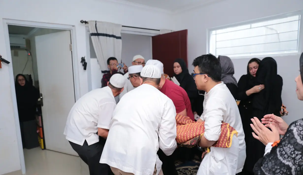 Saat ini Jane masih sangat terpukul atas kepergian sang ibu, ia juga sibuk megurus segala sesuatunya. Untuk itu, salah satu pihak keluarga mengatakan Jane belum bisa memberi keterangan lebih lanjut. (Adrian Putra/Bintang.com)