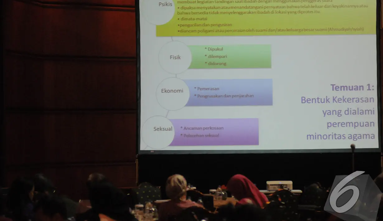 Sebuah slide ditayangkan dalam diskusi publik dalam peluncuran ‘Laporan Komnas Perempuan tentang Kekerasan dan Diskriminasi terhadap Perempuan', Jakarta, Senin (22/12/2014). (Liputan6.com/Herman Zakharia)