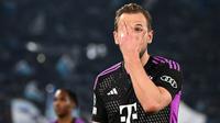 Ekspresi kecewa pemain Bayern Munchen, Harry Kane setelah timnya kalah dari Lazio pada laga leg pertama 16 besar Liga Champions 2023/2024 melawan Lazio di Olympic Stadium, Roma, Italia, Kamis (15/02/2024) WIB. (AFP/Alberto Pizzoli)