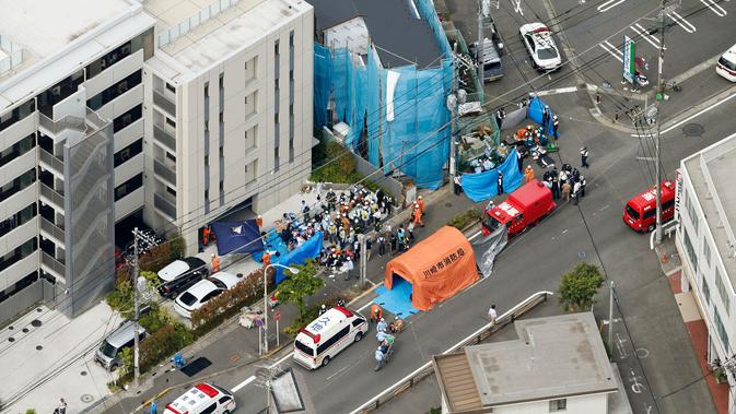 Pandangan udara menunjukkan lokasi penusukan massal di Kawasaki, dekat Tokyo, Jepang, Selasa (28/5/2019). Sebanyak 19 orang terluka dalam aksi penusukan yang dilakukan oleh seorang pria tidak dikenal. (Jun Hirata/Kyodo News via AP)
