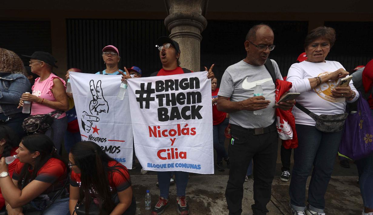 Mereka menuntut pembebasan Presiden Venezuela Nicolas Maduro dan istrinya, Cilia Flores. Tampak dalam foto, para demonstran ikut serta dalam pawai dukungan untuk mantan Presiden Venezuela Nicolas Maduro yang diselenggarakan oleh para pekerja di Caracas pada 14 Januari 2026. (Pedro MATTEY/AFP)