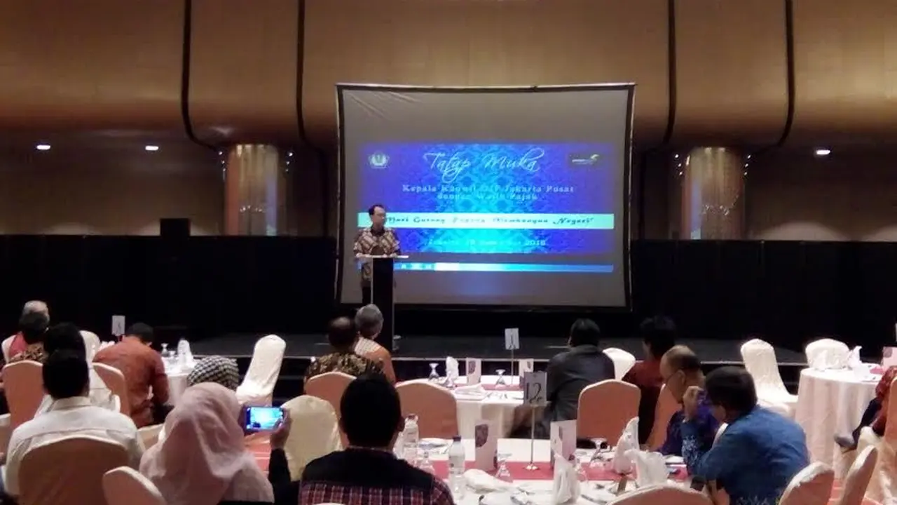 Presiden Direktur Sriwijaya Air Group Chandra Lie menjadi motivator dalam acara sosialisasi Tax Amnesty yang berlangsung di Kantor Wilayah DJP Jakarta Pusat. (Liputan6.com/Ilyas Istianur P)
