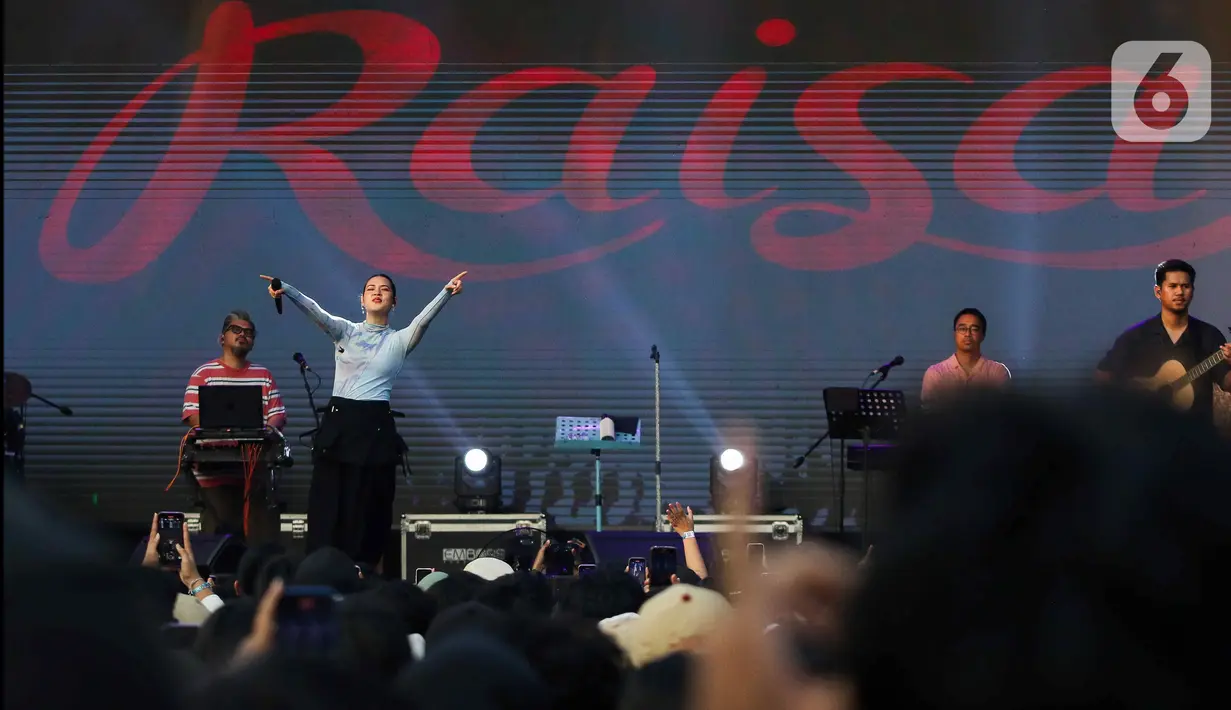 Penonton begitu antusias dan nyanyi bareng hingga terbawa suasana dengan penampilan Raisa yang memukau di atas panggung. (Liputan6.com/Herman Zakharia)