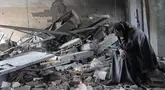 Ekspresi seorang wanita Palestina ketika duduk di tengah puing-puing Sekolah Yaffa di lingkungan Tuffah, Kota Gaza, setelah serangan Israel semalaman, pada Senin 30 Juni 2025. (Omar AL-QATTAA/AFP)