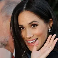 Meghan Markle melambaikan tangan setibanya untuk menghadiri pembukaan pameran Oceania di Royal Academy of Arts, London, 25 September 2018. Meghan Markle melakukan tugas kerajaan solo pertamanya tanpa ditemani Pangeran Harry. (AP/Kirsty Wigglesworth)