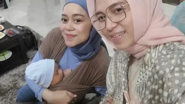 Gaya Stylish Lesti Kejora saat Gendong Anak