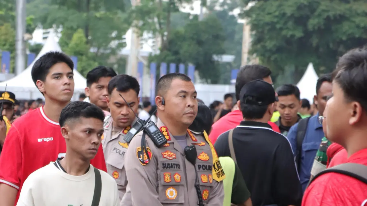 Aparat keamanan jelang laga Timnas Indonesia Vs Timnas Bahrain di Stadion Utama Gelora Bung Karno, Jakarta, Selasa (25/3/2025)