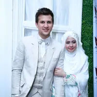 Ekspresi Stuart Collin yang excited berbanding terbalik dengan ekspresi dari Risty Tagor. (M. Akrom Sukarya/Bintang.com)